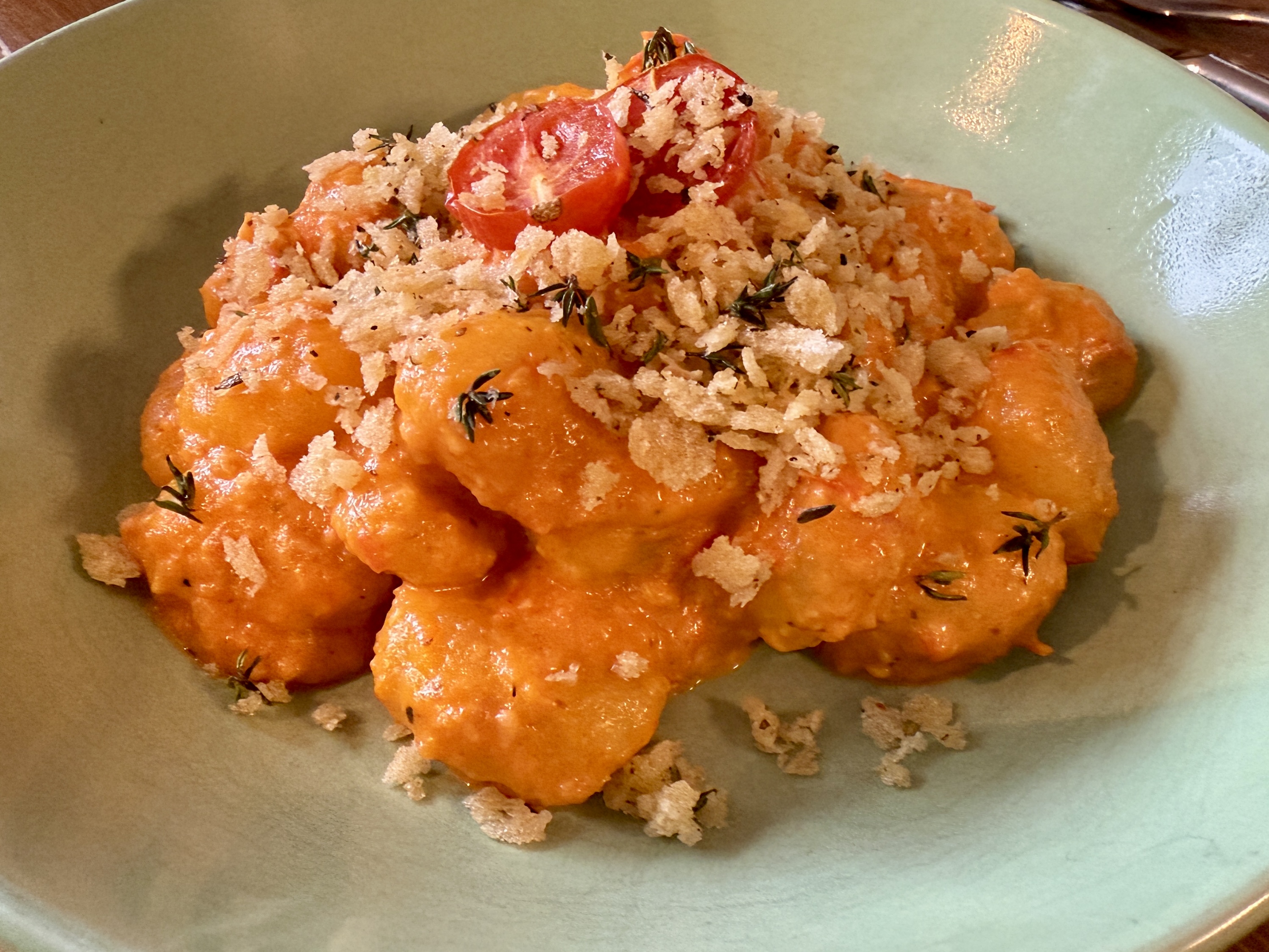 <i>Gnocchi mit-</i><i>gerösteten Tomaten &</i><i>Burrata-Creme</i>